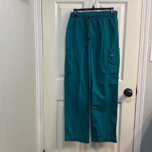 Healthcare men’s scrubs. - Picture 2 of 2